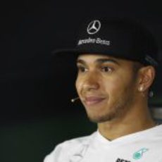 Lewis Hamilton, relajado en la rueda de prensa