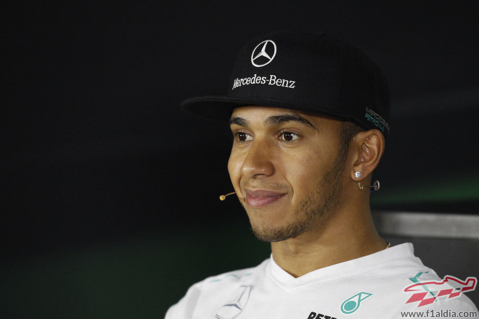 Lewis Hamilton, relajado en la rueda de prensa