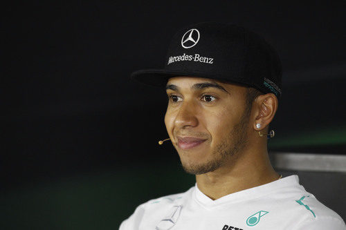 Lewis Hamilton, relajado en la rueda de prensa