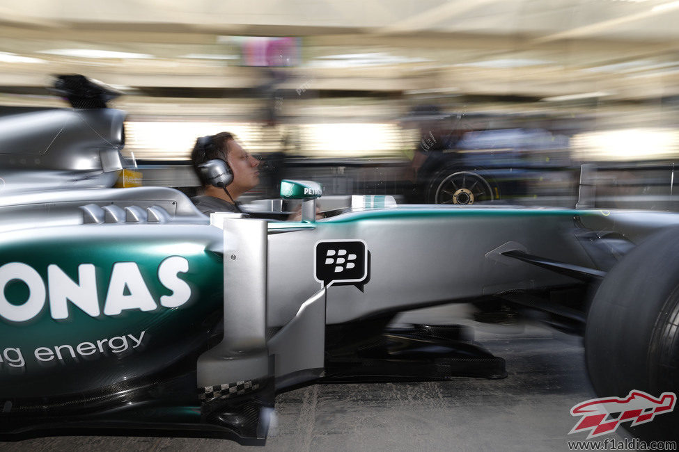 Ensayo de 'pit stops' en Mercedes