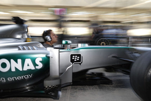 Ensayo de 'pit stops' en Mercedes