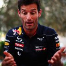 Mark Webber gesticula ante la prensa