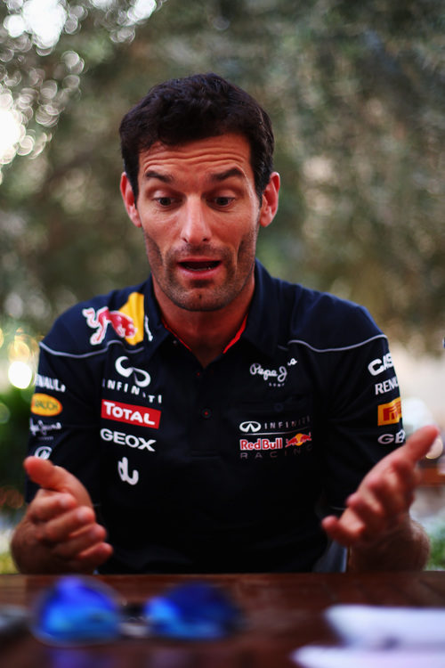 Mark Webber gesticula ante la prensa