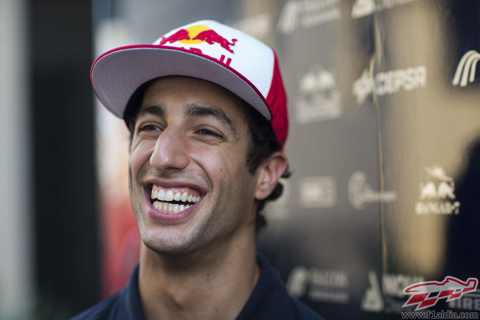 Daniel Ricciardo, sonriente en Abu Dabi