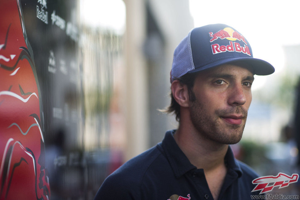 Jean-Eric Vergne en el paddock de Yas Marina