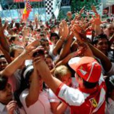 Baño de masas para Fernando Alonso
