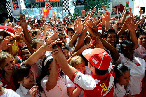 Baño de masas para Fernando Alonso