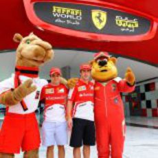 Fernando Alonso y Felipe Massa posan junto a las mascotas