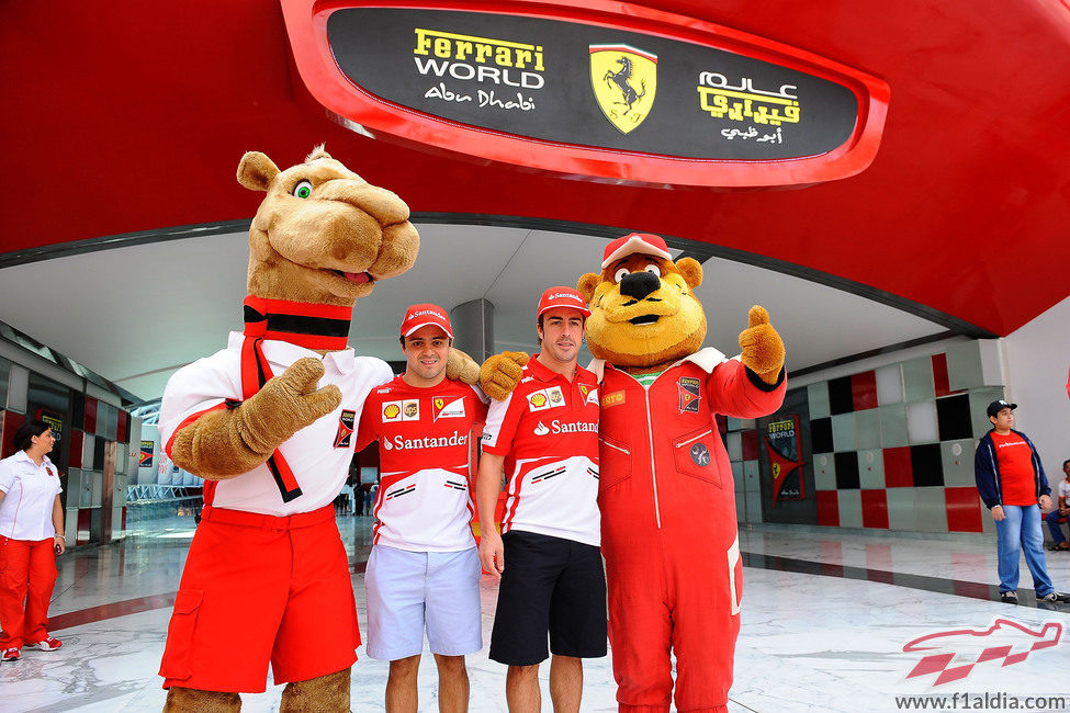 Fernando Alonso y Felipe Massa posan junto a las mascotas