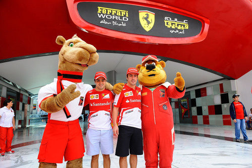 Fernando Alonso y Felipe Massa posan junto a las mascotas