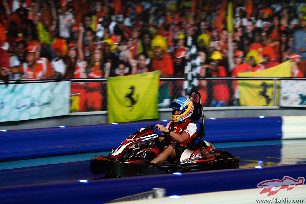 Fernando Alonso pilota un kart en el Ferrari World