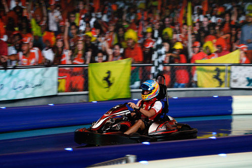 Fernando Alonso pilota un kart en el Ferrari World