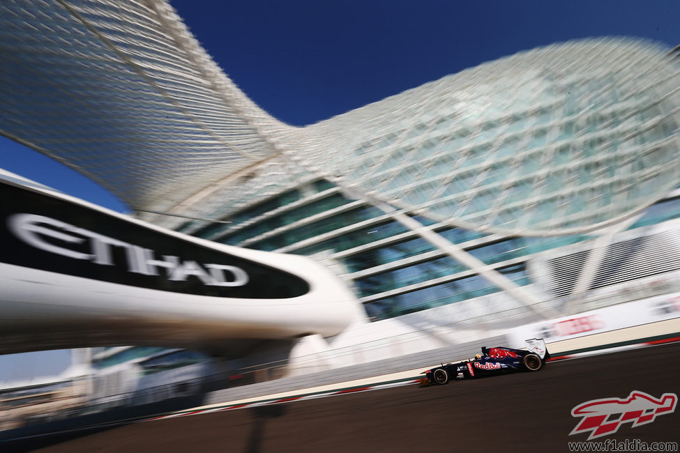 Jean-Eric Vergne prueba el neumático medio en el Yas Marina