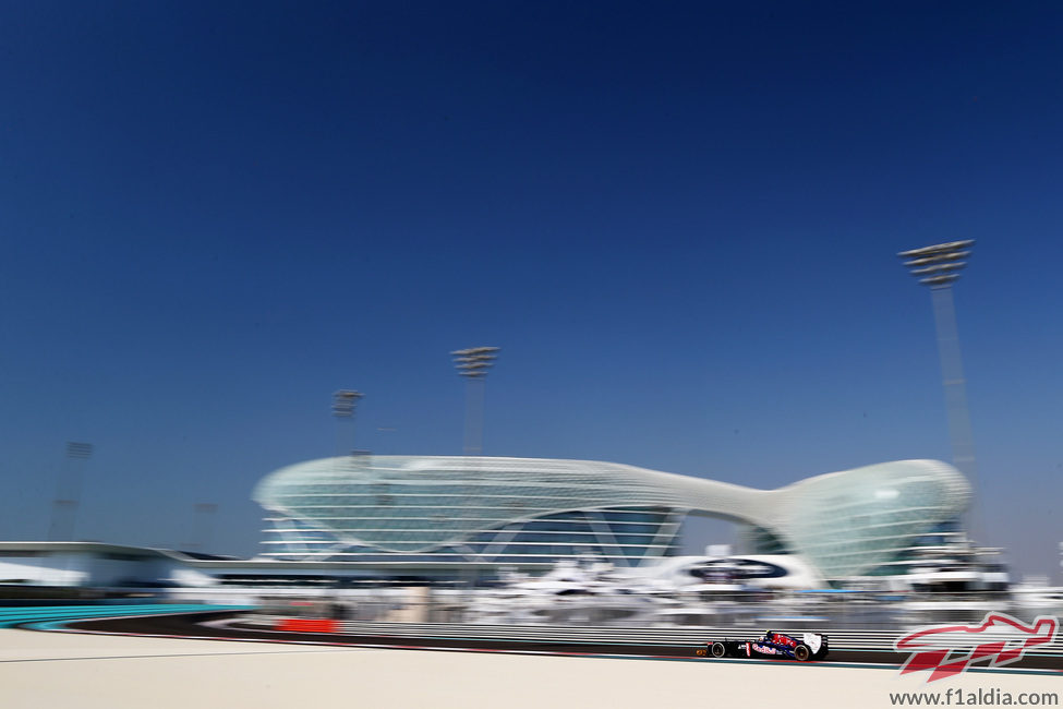 Daniel Ricciardo en el último sector del Yas Marina