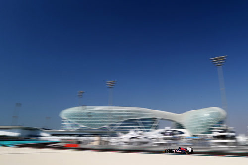 Daniel Ricciardo en el último sector del Yas Marina