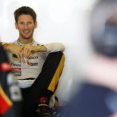 Romain Grosjean permanece relajado en su box