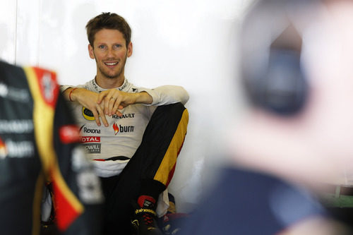 Romain Grosjean permanece relajado en su box