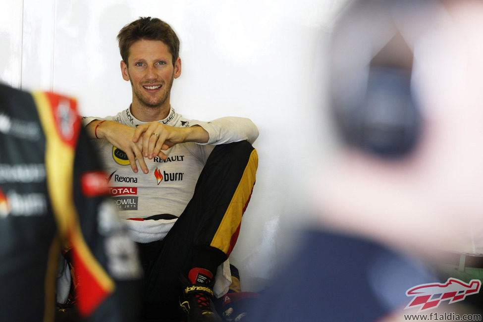 Romain Grosjean permanece relajado en su box