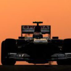 Valtteri Bottas rueda bajo el atardecer de Abu Dabi