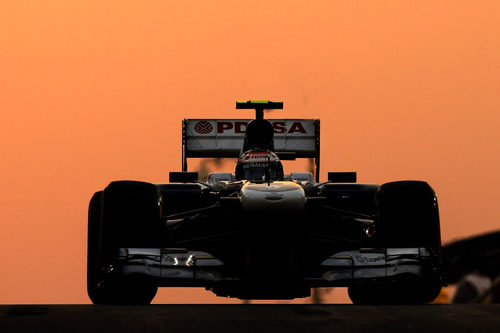 Valtteri Bottas rueda bajo el atardecer de Abu Dabi