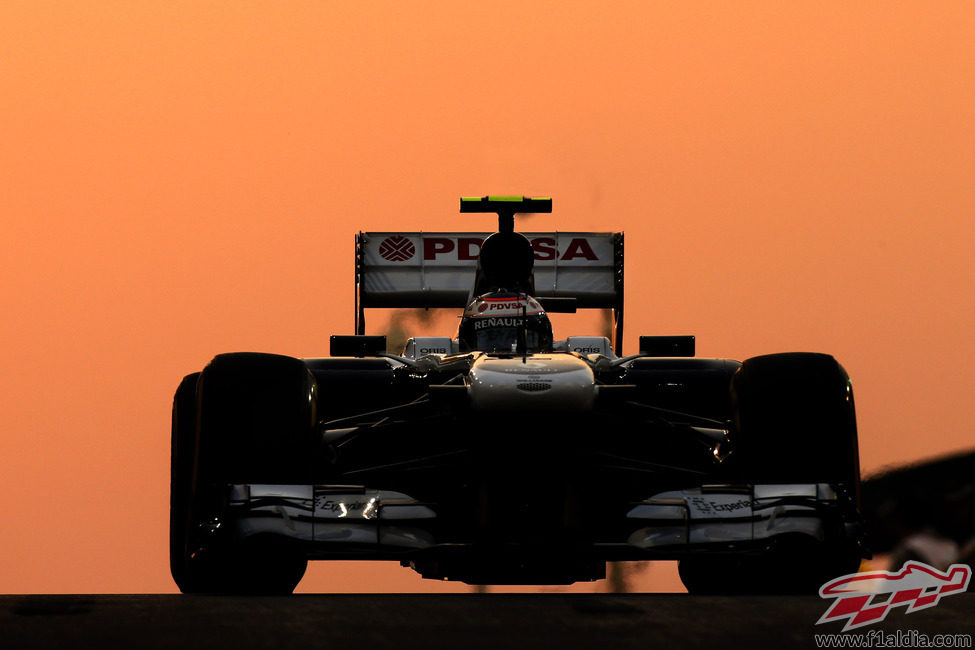 Valtteri Bottas rueda bajo el atardecer de Abu Dabi