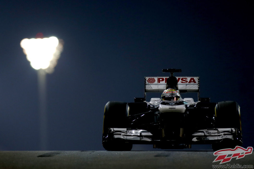 Pastor Maldonado rueda de noche por el trazado de Yas Marina