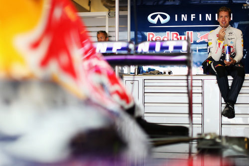 Sebastian Vettel sonríe en el box de RBR en Yas Marina