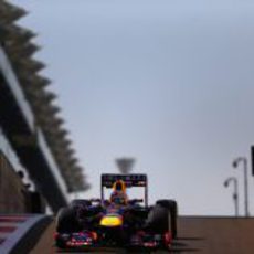 Sebastian Vettel en la complicada salida del pitlane de Yas Marina