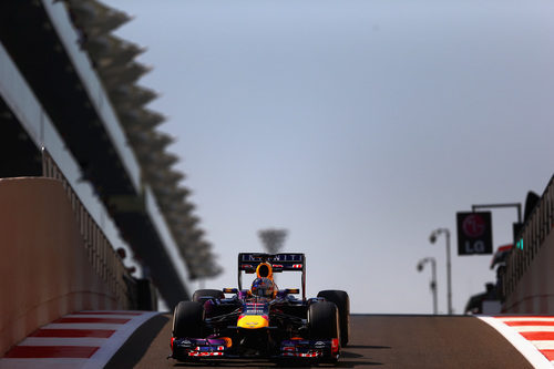 Sebastian Vettel en la complicada salida del pitlane de Yas Marina