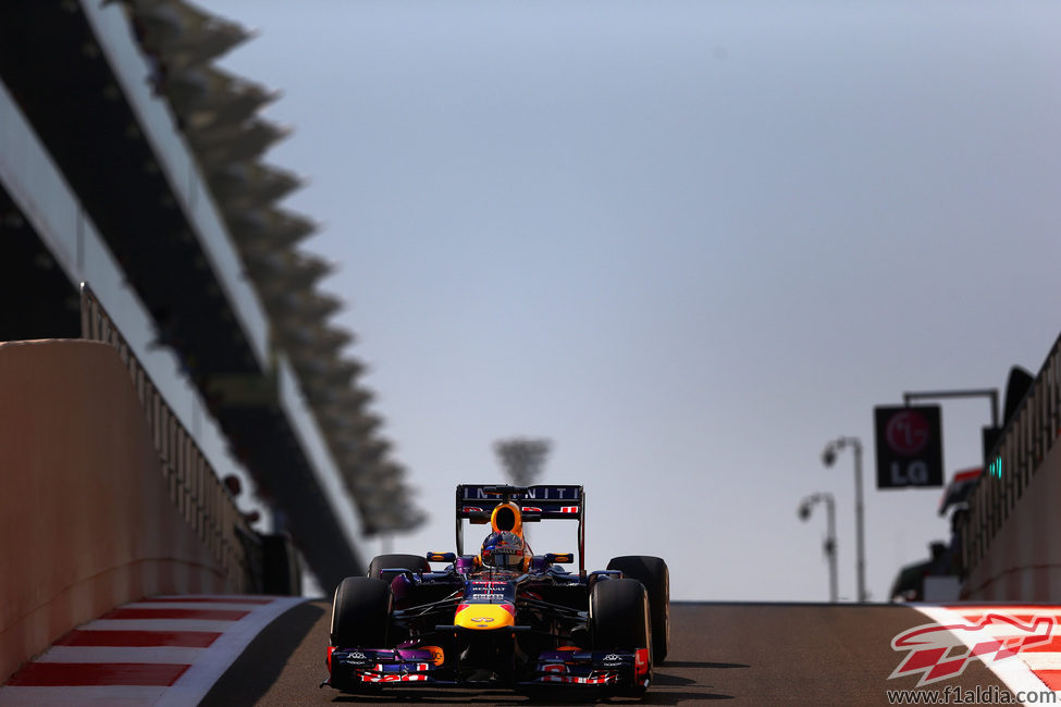 Sebastian Vettel en la complicada salida del pitlane de Yas Marina