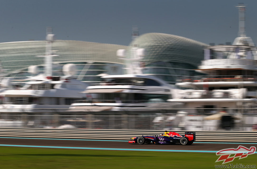 Sebastian Vettel rueda con el neumático medio en los Libres 1