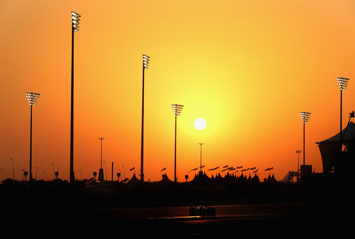 Mark Webber sobre la pista de Yas Marina al atardecer