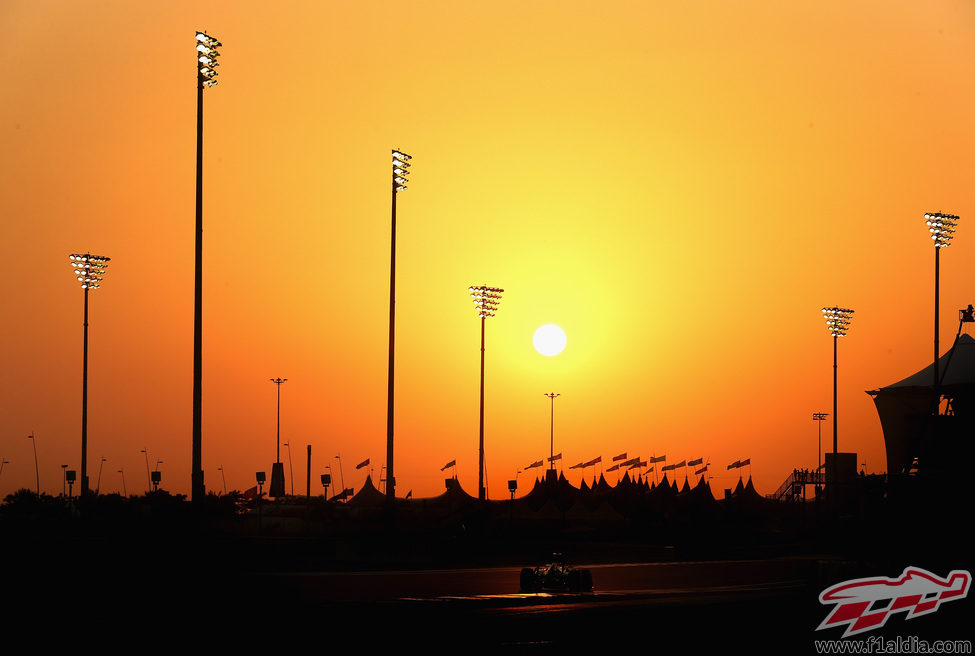 Mark Webber sobre la pista de Yas Marina al atardecer