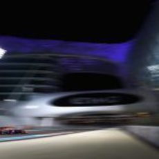 Mark Webber con el RB9 durante los Libres 2 en Abu Dabi