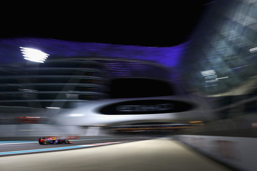 Mark Webber con el RB9 durante los Libres 2 en Abu Dabi