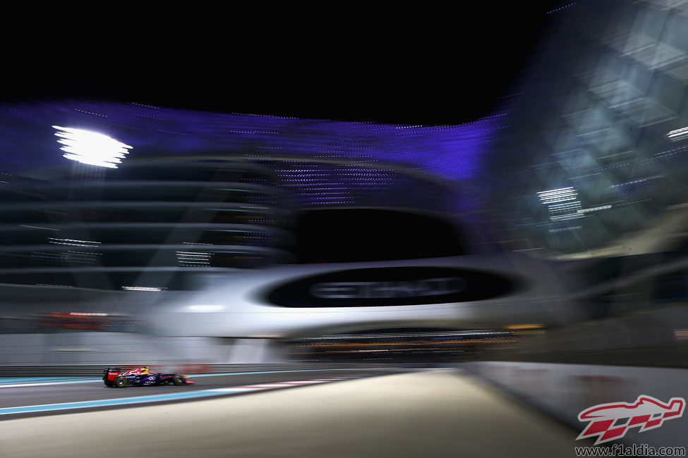 Mark Webber con el RB9 durante los Libres 2 en Abu Dabi