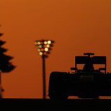 Sebastian Vettel sale de la calle de boxes mientras la tarde cae sobre Yas Marina