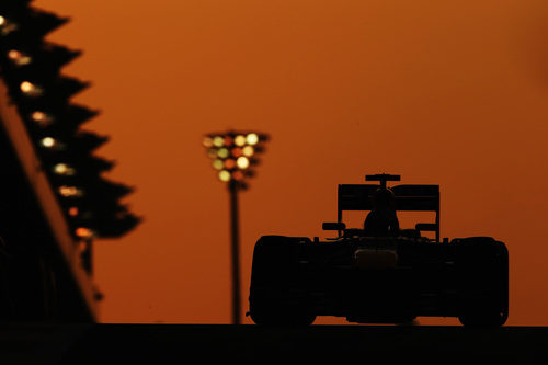 Sebastian Vettel sale de la calle de boxes mientras la tarde cae sobre Yas Marina