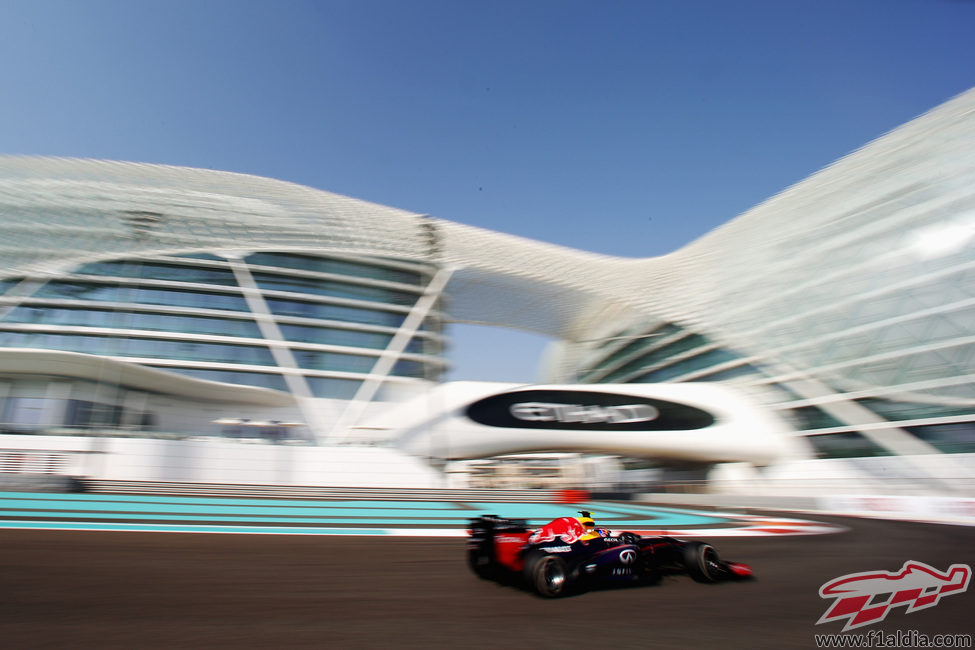 Mark Webber con el neumático medio en el Yas Marina