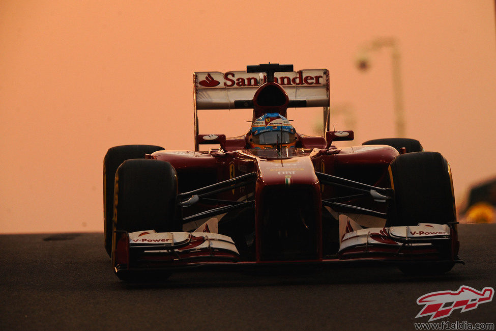 Fernando Alonso con el F138 saliendo de boxes en Yas Marina