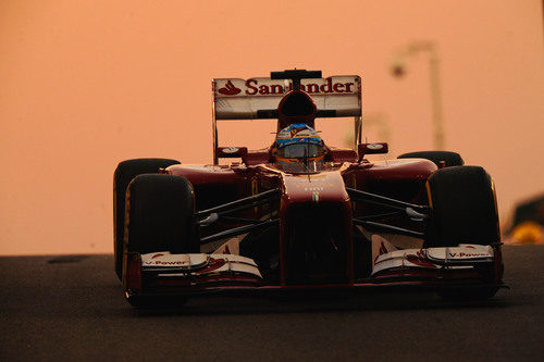 Fernando Alonso con el F138 saliendo de boxes en Yas Marina