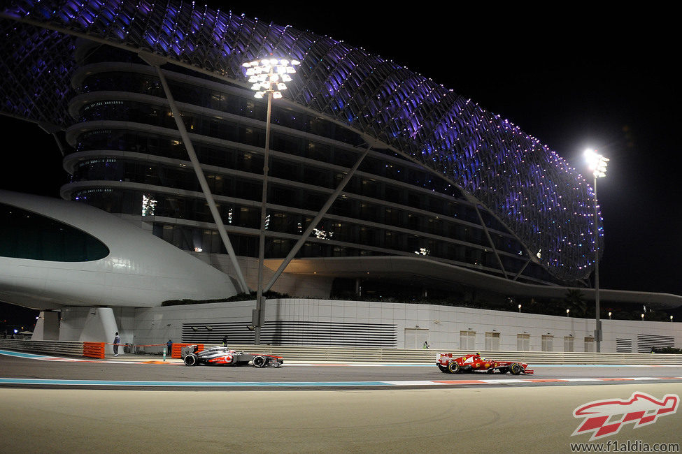 Felipe Massa perseguido por uno de los McLaren