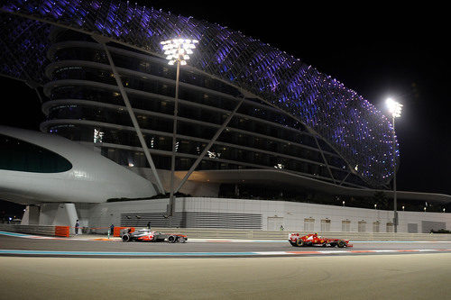 Felipe Massa perseguido por uno de los McLaren