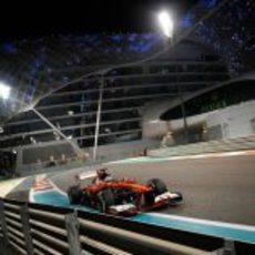 Fernando Alonso se aproxima a los muros del Yas Marina