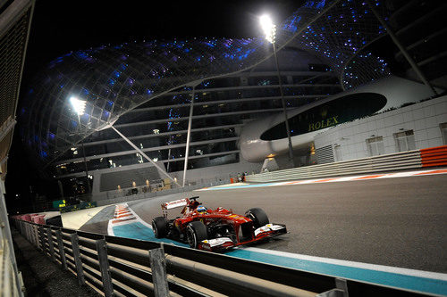 Fernando Alonso se aproxima a los muros del Yas Marina