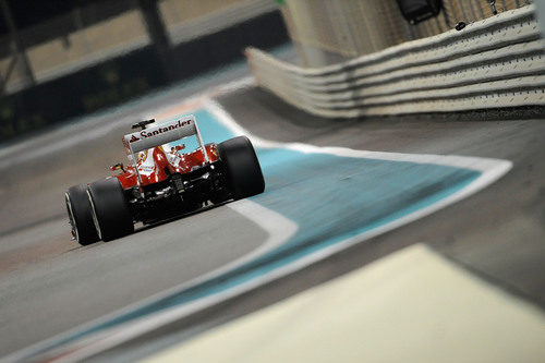 Vista trasera del F138 durante los Libres 2 del Gran Premio de Abu Dabi