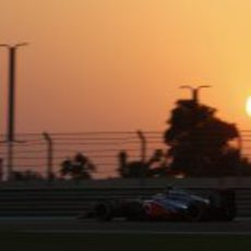 Jenson Button vuela sobre el Yas Marina durante los Libres 2