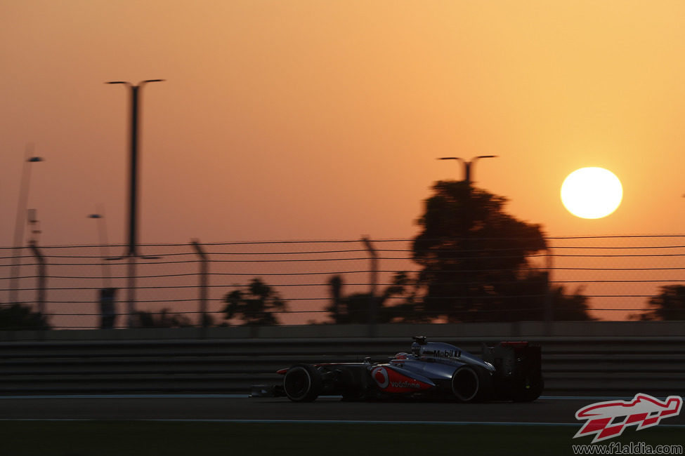 Jenson Button vuela sobre el Yas Marina durante los Libres 2