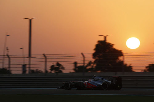 Jenson Button vuela sobre el Yas Marina durante los Libres 2