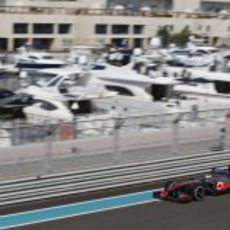 Jenson Button junto a los barcos atracados al lado del Yas Marina